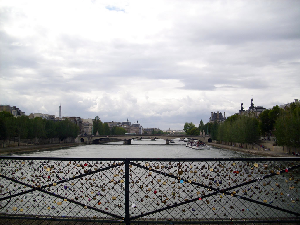 Imagen de Oropesa en Paris en un Puente Asegurado